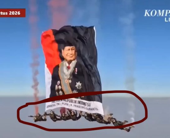 bbarbieie's tweet photo. habis rewatch atraksi terjun payung tadi, terus nyadar bendera prabowo dipegang pake tangan dengan banyak personil, meanwhile bendera merah putih di ikat di kaki dan dikasih pemberat.

ada yg bisa ngejelasin ga alasannya kenapa? atau ada filosofinya kah atau gimana? kalo tujuannya biar bisa terbentang.. bukannya kalo make formasi yg kayak bendera prabowo tuh juga sama sama ttp bisa terbentang ya??

#HUTRI81