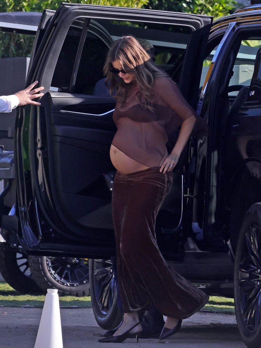 ComfortLolaa's tweet photo. I love how Barbara is not letting pregnancy stop her, it’s beautiful to see 😍 https://t.co/NTOdxd7kci