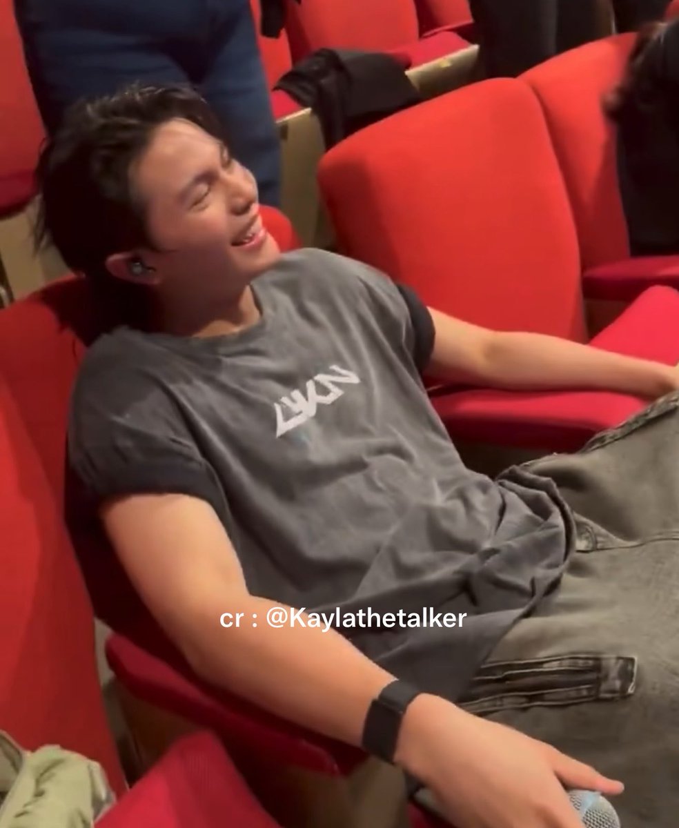 underthesamsky_'s tweet photo. เล่นสุดใส่สุดจนตัวเองแดงเป็นมะเขือเทศ พอเห็นเก้าอี้ว่างเลยขอลงไปนั่งพักเหนื่อย แต่บนหน้ายังยิ้มกว้างมองพี่ๆเกือบถึงหูอยู่เลย บุคคลที่พูดได้เต็มปากว่า i love my job อะ ทำทุกพาร์ทเต็มที่ แล้วตั้งใจทำทุกอย่างออกมาให้ดีตลอด วิลเลี่ยมเก่งมาก 🥺🍅🤜🏻 https://t.co/IheYkYx0Tj