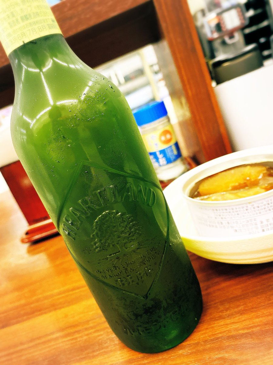 mrkmnkt's tweet photo. 今日、冷房対策で着てる黒いパーカーに、白くて細い毛が付いてて、え、犬の毛？飼ってないけどな…と思ってたんだけど、たぶん自分の白髪だった。悲しみ🥲立ち飲み🍺ｲｪｲ https://t.co/Pz0G0FBqRr