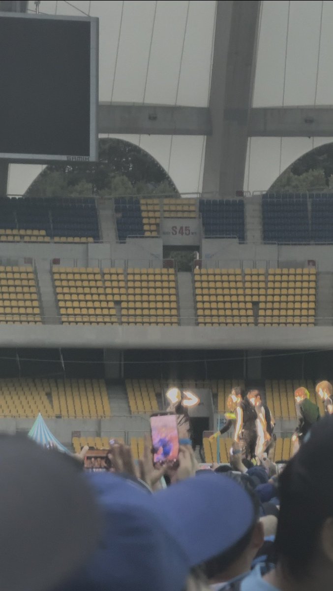 JinRbin's tweet photo. 흠뻑쇼 갔는데 라이즈가 게스트인걸 알았지만 빛번짐에 너무 멀어서 전광판만 본 뇨자가 되.. https://t.co/CCFOKg4L0p