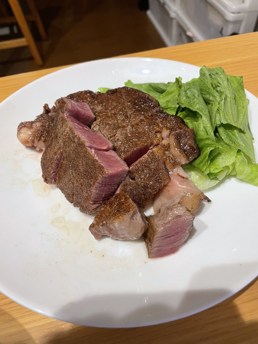 daiki7100's tweet photo. お盆商戦が無事終わったので、自分へのご褒美に黒毛和牛A5ランクのシャトーブリアン購入！🍖
去年も買ったけど今年もご褒美はコレ🤪
自分で切った肉を奥さんに上手に焼いてもらい二人で美味しく食す🍽️
美味い！美味すぎる！柔らかすぎ！
さらばお小遣い…💸 https://t.co/7MOJzUvWnW