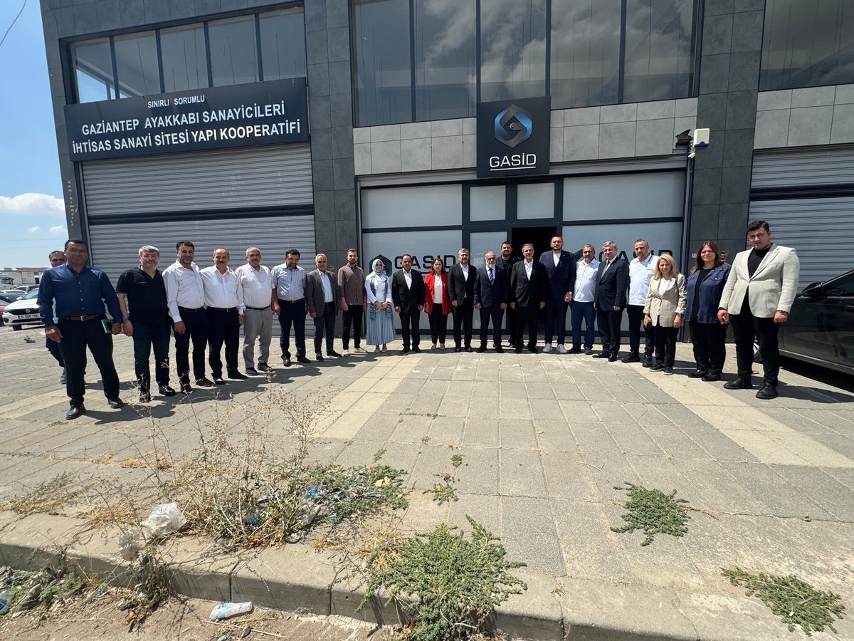 irfancelikaslan's tweet photo. 📍 ŞEHİTKAMİL

Yaz Programları kapsamında Şehitkamil İlçe Başkanımız Sayın İsmail Güler, İl Başkan Yardımcımız Sayın M. İhsan Dağdelen, Şehitkamil Belediye Başkan Yardımcımız Sayın Hülya Kılıç ve teşkilat mensuplarımızla birlikte GASİD (Gaziantep Ayakkabı Sanayicileri ve İhracatçıları Derneği) Başkanı Sayın Resul İncearık ve yönetimini ziyaret ettik.

Sektörün mevcut durumu, üretim ve ihracat potansiyeli üzerine değerlendirmelerde bulunduk.

Nazik misafirperverlikleri için teşekkür ediyor, çalışmalarında başarılar diliyorum.

@Akparti 
@AKPartiG_Antep 
@AKsehitkamil027