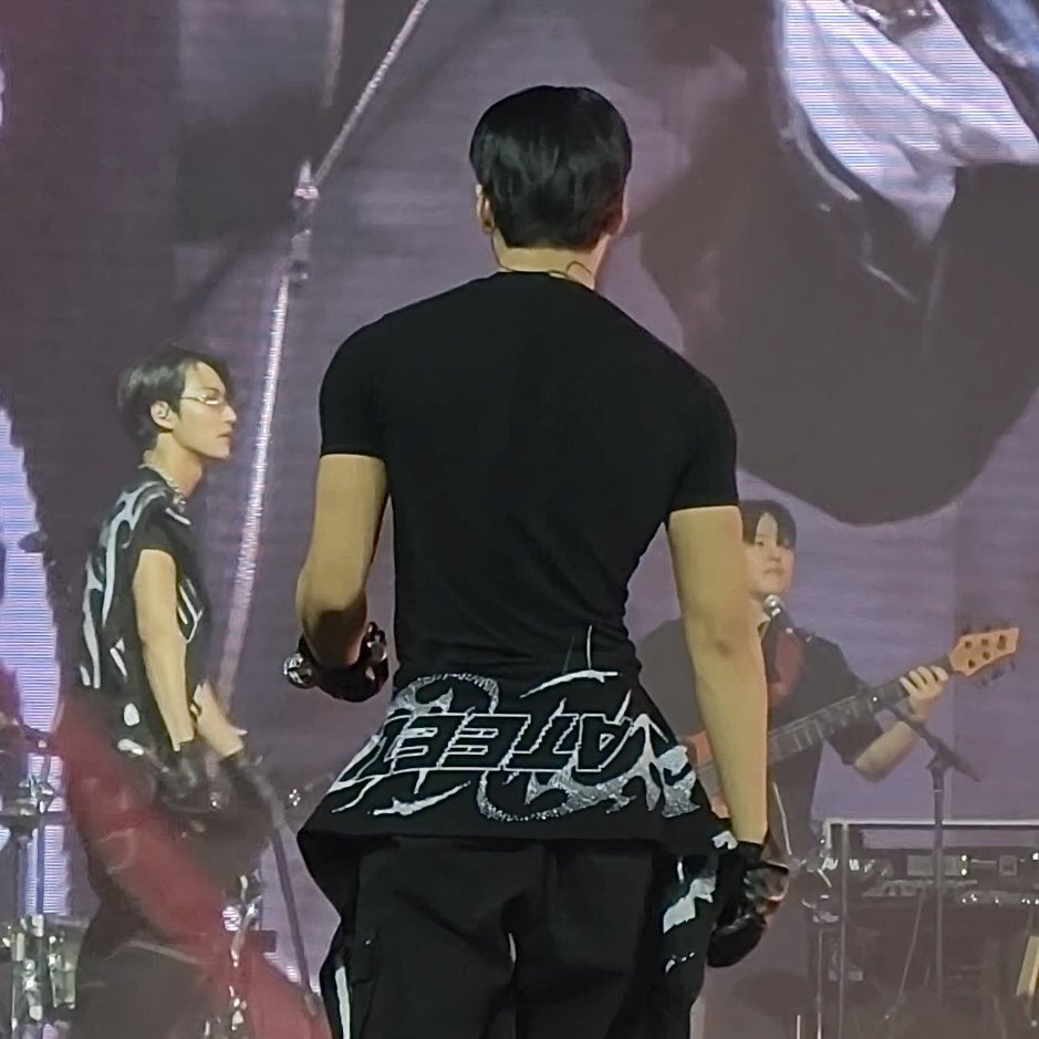hwarsdi's tweet photo. มองจากข้างหลังก็รู้ว่าใคร https://t.co/VPUBuO0UQT