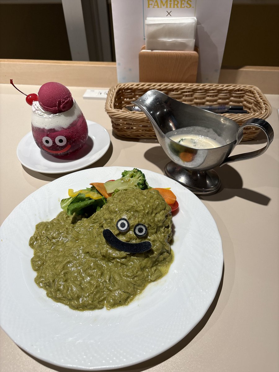 vivi25enne's tweet photo. うおおおお行ってきたよおおおドラゴンクエスト the DIVE！！！
VRライドまじですごい！あれに乗るだけでも行く価値ある！
フードも食べてきた！食欲減退(？)バブルスライムオムライスは予想以上に美味しかったです��
あとみんな言ってるけどグッズは想像の3.5倍くらいないです！欠品祭り！
#DQ_DIVE https://t.co/GjS0R0VeUv