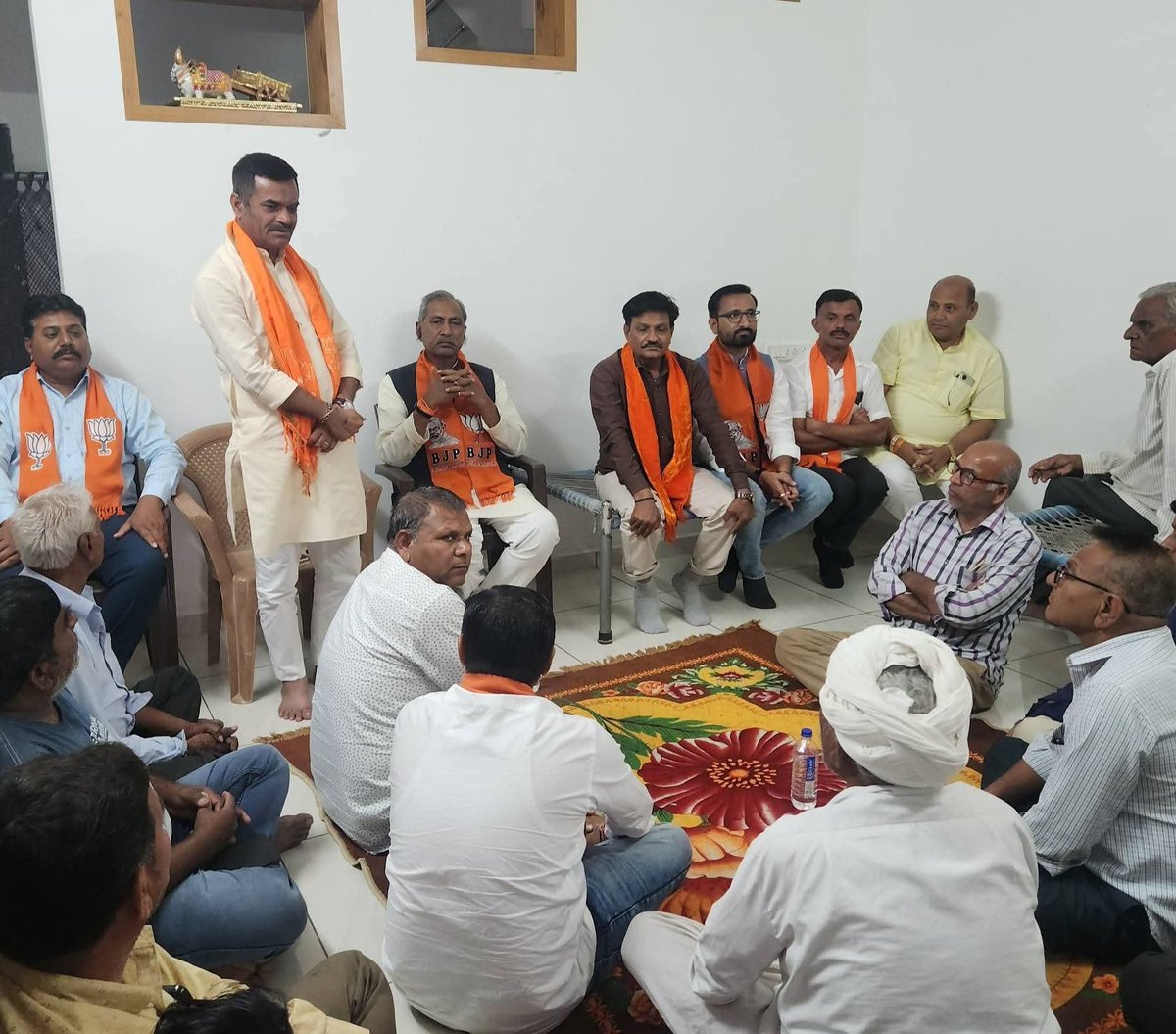 DDCHUDASAMA1's tweet photo. भारतीय जनता पार्टी के आदरणीय राष्ट्रीय अध्यक्ष श्री @NitinNabin जी द्वारा घोषित नई राष्ट्रीय भारतीय जनता पार्टी किसान मोर्चा के आदरणीय अध्यक्ष श्री @blgurjarbjp जी को हार्दिक बधाई एवं शुभकामनाएँ।
संगठन ही शक्ति है, सेवा ही संकल्प है। 🇮🇳
@BJP4Gujarat 
@BjpIndia 
@DDCHUDASAMA1 https://t.co/YIYyahSu65