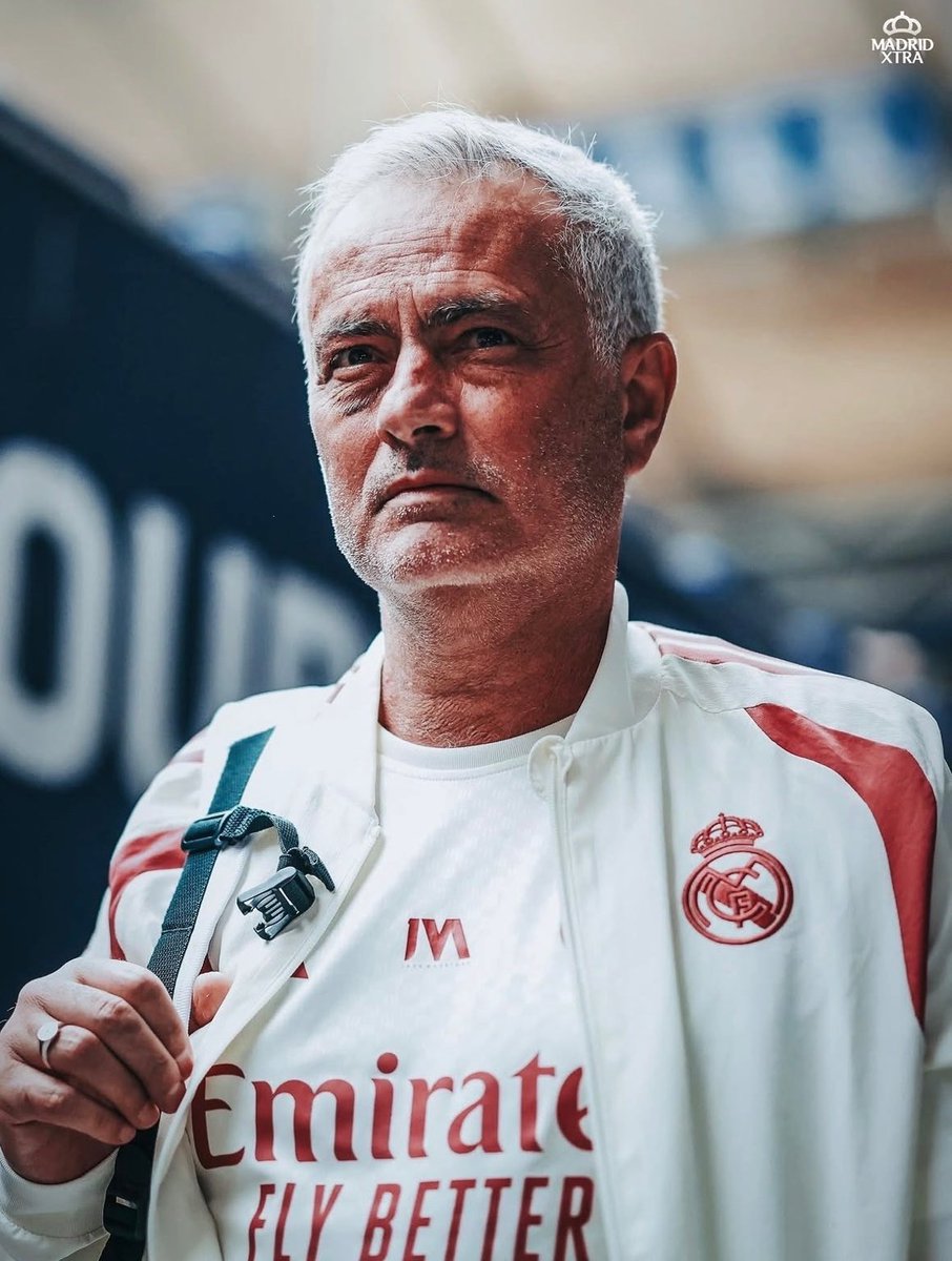 ColiflorRM's tweet photo. Los samuráis llamaban “zanshin” al estado de alerta relajada.

Ahorrar energía en las batallas innecesarias para golpear letalmente en la importante. 

El nuevo Mourinho parece vivir en Zanshin. Evaluando. Analizando. Sabiendo que no todas las batallas merecen su energía. 

Entrecejo marcado. Mandíbula firme. Mirada elevada. Desconfianza, juicio y desafío. 

Como un viejo samurai, proyecta autoridad desde la contención. 

Y al contrario que los entrenadores jóvenes que malgastan energía desde la banda tratando de demostrar que están al mando, él ya no necesita demostrarlo.

Cuando eres joven quieres que todos sepan que estás preparado. Cuando maduras, te basta con estarlo.