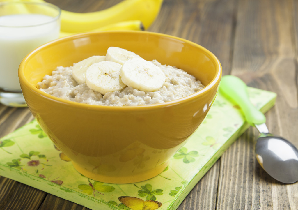 Rclm17's tweet photo. Freshly made oatmeal with sliced banana and a sprinkle of chia seeds—perfect 10-minute breakfast to kick off the workday! No fancy prep needed, just cozy and nourishing. https://t.co/wmH9irs3IP
