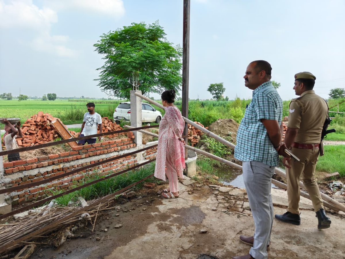 CdoBulandshahr's tweet photo. आज विकास खण्ड बुलन्दशहर स्थित खेतलपुर भाँसोली गौशाला का औचक निरीक्षण किया गया। निरीक्षण के दौरान पंजिकाओं को अद्यतन रखने, व्यापक साफ-सफाई कराने तथा नियमित रूप से हरे चारे की उपलब्धता बनाए रखने के निर्देश दिए। एक पंखा खराब पाए जाने पर उसे तत्काल ठीक कराने के निर्देश दिये गये। https://t.co/JrPwbdQaTv