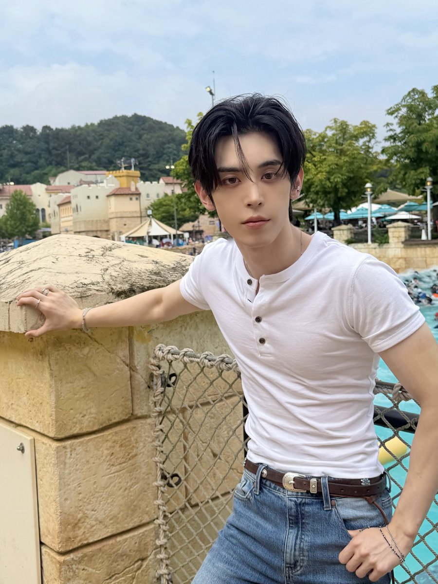 nowz_gf's tweet photo. THIS!! THISSS KIM HYEONBIN IS SO  DASHING IM LITERALLY FLOORED…🧎‍♀️ https://t.co/x3XF0bn8TD