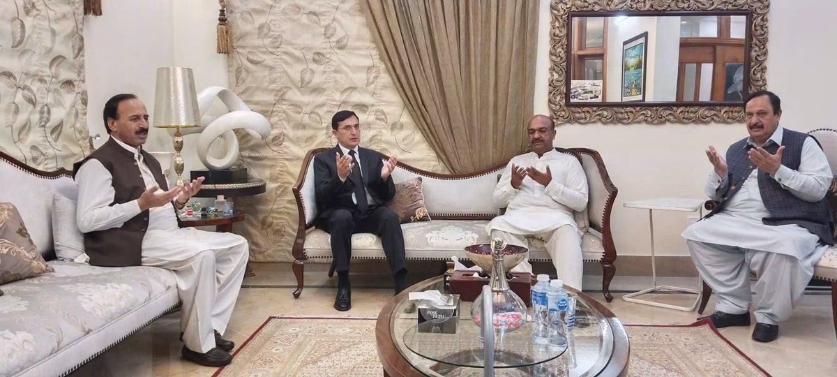 Anjumaqeelkhan_'s tweet photo. چیئرمین تحریک انصاف بیریسٹر گوہر علی خان کی والدہ رضا الٰہی سے انتقال کر گئیں تھیں 

رکن قومی اسمبلی انجم عقیل خان، ڈپٹی پرائم منسٹر اسحاق ڈار، وفاقی وزیر رانا ثناء اللہ خان ، وفاقی وزیر ڈاکٹر طارق فضل چوہدری اور ایم این اے ملک ابرار احمد نے بیریسٹر گوہر کی رہائشگاہ پر ان کی والدہ کے انتقال پر تعزیت و تسلیت پیش کی ۔

اللہ تعالیٰ مرحومہ کو جنت الفردوس میں اعلی مقام عطا فرمائے آمین یارب العالمین ۔
@BarristerGohar