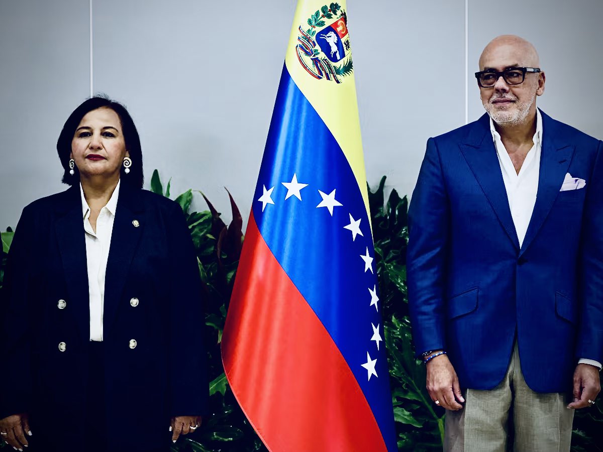 xavierpadilla's tweet photo. CARTA PÚBLICA A LA MESA QUE NEGOCIA LA TRANSICIÓN VENEZOLANA

𝘈 𝘭𝘰𝘴 𝘪𝘯𝘵𝘦𝘨𝘳𝘢𝘯𝘵𝘦𝘴 𝘥𝘦 𝘭𝘢 𝘮𝘦𝘴𝘢 𝘵é𝘤𝘯𝘪𝘤𝘢 𝘺 𝘱𝘰𝘭í𝘵𝘪𝘤𝘢 𝘱𝘢𝘳𝘪𝘵𝘢𝘳𝘪𝘢:

Hay algo que conviene dejar establecido antes de que las palabras «reconciliación», «convivencia» y «garantías para los derrotados» terminen significando impunidad. Jorge Rodríguez pide garantías para quienes pierdan las futuras elecciones. Tiene derecho a pedirlas. Todo venezolano, incluido Jorge Rodríguez, tiene derecho a la integridad física, a la defensa, a la presunción de inocencia, a un juez independiente y a no ser perseguido por sus ideas políticas. Exactamente los derechos que durante años fueron negados a centenares de adversarios políticos y a millones de venezolanos.
 Pero Jorge Rodríguez no está negociando la salida de un partido que perdió unas elecciones normales después de gobernar cuatro años. Esta mesa está negociando la salida de un sistema que lleva veintisiete años ocupando el Estado y cuyo período de poder está bajo investigación de la Corte Penal Internacional por presuntos crímenes de lesa humanidad. El PSUV tampoco puede recibir por anticipado un certificado de normalidad democrática. Habrá que investigar qué dirigentes, órganos, recursos y estructuras pudieron utilizarse para sostener persecución, corrupción, represión u otras actividades delictivas. Eso no lo decidirán Jorge Rodríguez, Dinorah Figuera, Washington ni un acuerdo político. Tendrá que decidirlo una justicia independiente a partir de pruebas y responsabilidades individualizadas.
 Una democracia está obligada a respetar los derechos de las personas. Esa obligación no se extiende a la conservación de las estructuras utilizadas contra ella. Por eso resulta inquietante escuchar ahora hablar de «garantías para los derrotados». Garantías individuales, todas. Debido proceso, escrupulosamente. Garantías de impunidad, ninguna.
 La impunidad probablemente no llegará mediante una espectacular ley de amnistía. Puede ser mucho más sencilla. Simplemente no se investigará. Desaparecerán expedientes. Se perderán archivos del SEBIN y la DGCIM. Se romperán cadenas de custodia. Los fiscales aplazarán actuaciones. Los jueces encontrarán obstáculos. Los patrimonios cambiarán de manos. Dentro de diez años alguien nos pedirá que dejemos de «abrir heridas». Esa sería la operación perfecta para el chavismo: entregar el poder político después de haber asegurado la supervivencia económica, judicial e institucional de quienes lo ejercieron.
 La mesa tiene, por tanto, una obligación anterior incluso a las elecciones: impedir que durante la transición desaparezcan las pruebas que la justicia necesitará después. Hay que preservar desde ahora archivos judiciales, policiales, penitenciarios, militares y de inteligencia; asegurar bases de datos; proteger víctimas y testigos; impedir la destrucción de expedientes; rastrear patrimonios; reconstruir cadenas de mando y garantizar que la futura Fiscalía pueda investigar sin pedir permiso al poder político.
 La propia Constitución de 1999, a la que esta mesa recurre para reconstruir las instituciones, define la frontera. Su artículo 29 obliga al Estado a investigar y sancionar delitos contra los derechos humanos, declara imprescriptibles las violaciones graves y los crímenes de lesa humanidad y excluye expresamente beneficios capaces de producir impunidad, incluidos el indulto y la amnistía. Jorge Rodríguez puede negociar su futuro político. No puede negociar el artículo 29.
 Delcy Rodríguez puede cooperar con Estados Unidos, pero esa cooperación no puede comprar una absolución. Diosdado Cabello puede recibir todas las garantías del debido proceso, pero ninguna debe impedir que un fiscal independiente investigue aquello que legalmente corresponda. Lo mismo vale para cualquier funcionario, juez, fiscal, policía, militar o dirigente opositor. La justicia reconstruida tendrá que demostrar precisamente que es distinta de la