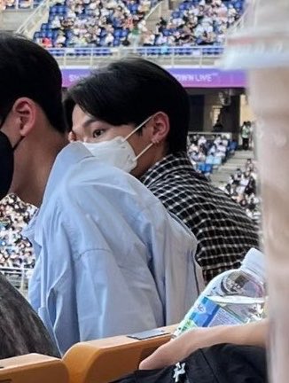 threeeku's tweet photo. 22년 슴콘 때 찍힌 리쿠 사진 봄
저 때가 고등학교 졸업한 해라 그런지
졸사 속 얼굴 그대로인거 개좋아서 눈물남 .. 💦 https://t.co/fSp9vkDugc