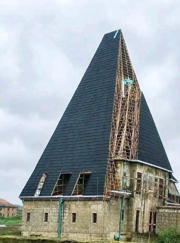 Juju6L's tweet photo. May you no go risk your life go dey hang solar for this kind house 🏡 https://t.co/d5pcYDEzhu