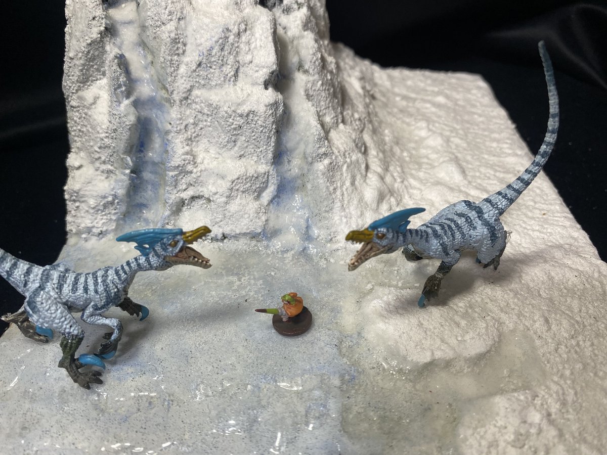 rukai14a's tweet photo. 【#菊座衛門のモンスター立体図鑑】
「ドスギアノス」
種族：鳥竜種
別名：なし
初登場作品：MHP2

寒冷地に生息するギアノスの群れのリーダー個体。
凍結する液体を吐き出して獲物の足止めを行う。
社交性が高く、別の群れのドスギアノスとは争わずに群れを統合することがある。 https://t.co/OaiMLtdnLa