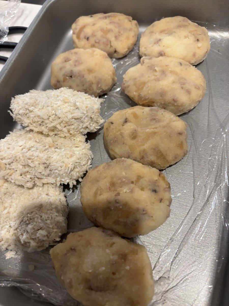PONCOOOOK's tweet photo. 今夜はコロッケ定食にしました〜🥔 https://t.co/volKYAB6Uy