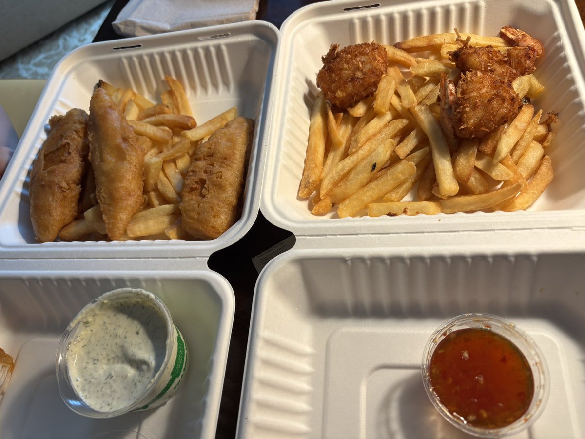 rumia315's tweet photo. アウラニで食べたもの。
オレロルームのマラサダ
ママズスナックストップのフィッシュ&amp;チップスとココナッツシュリンプ🦐（食べかけすみません💦）
ママズのフィッシュ&amp;チップスは初めてアウラニに来た時に食べたもので、これをたべたらアウラニに来たーって実感する😊 https://t.co/7LZfy91l60