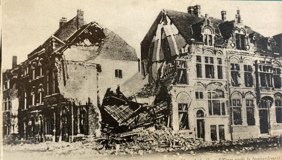 KJvanWijk's tweet photo. Toen & nu #Ieper 1914
#InFlandersFields
Door beschietingen beschadigde huizen aan het Stationsplein. https://t.co/OrdOxxFYxP