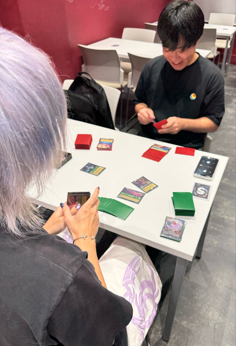 lorhappy_tcg's tweet photo. そんな初心者講習会の側では初代DLCチャンピオンのニシオカさんと、昨日の日本一決定戦でイケイケだったしゆさんがフリープレイを楽しんでいて、なんだかほっこりした店長でした。(ほんまにロルカナ好きね。)(☺️) https://t.co/6SRZzUT9nw