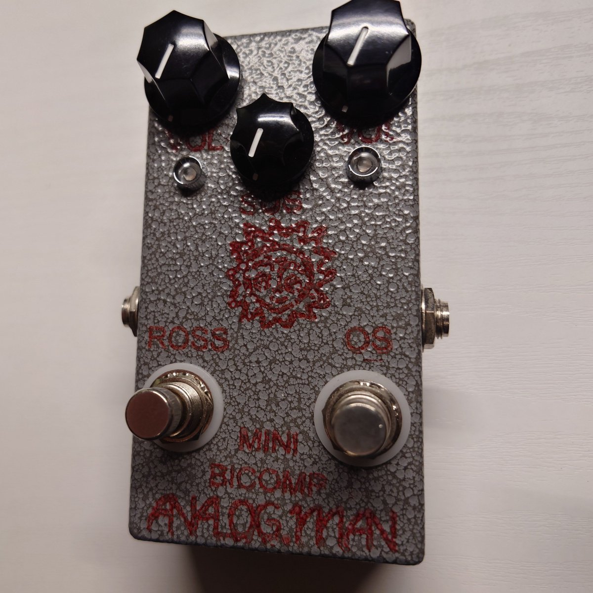 prskamome's tweet photo. アナログマンのコンプレッサーは好きな音が出ます。真空管アンプで使うと歪みのエフェクターなのですと力説しておきます。 https://t.co/75d15qK9WF