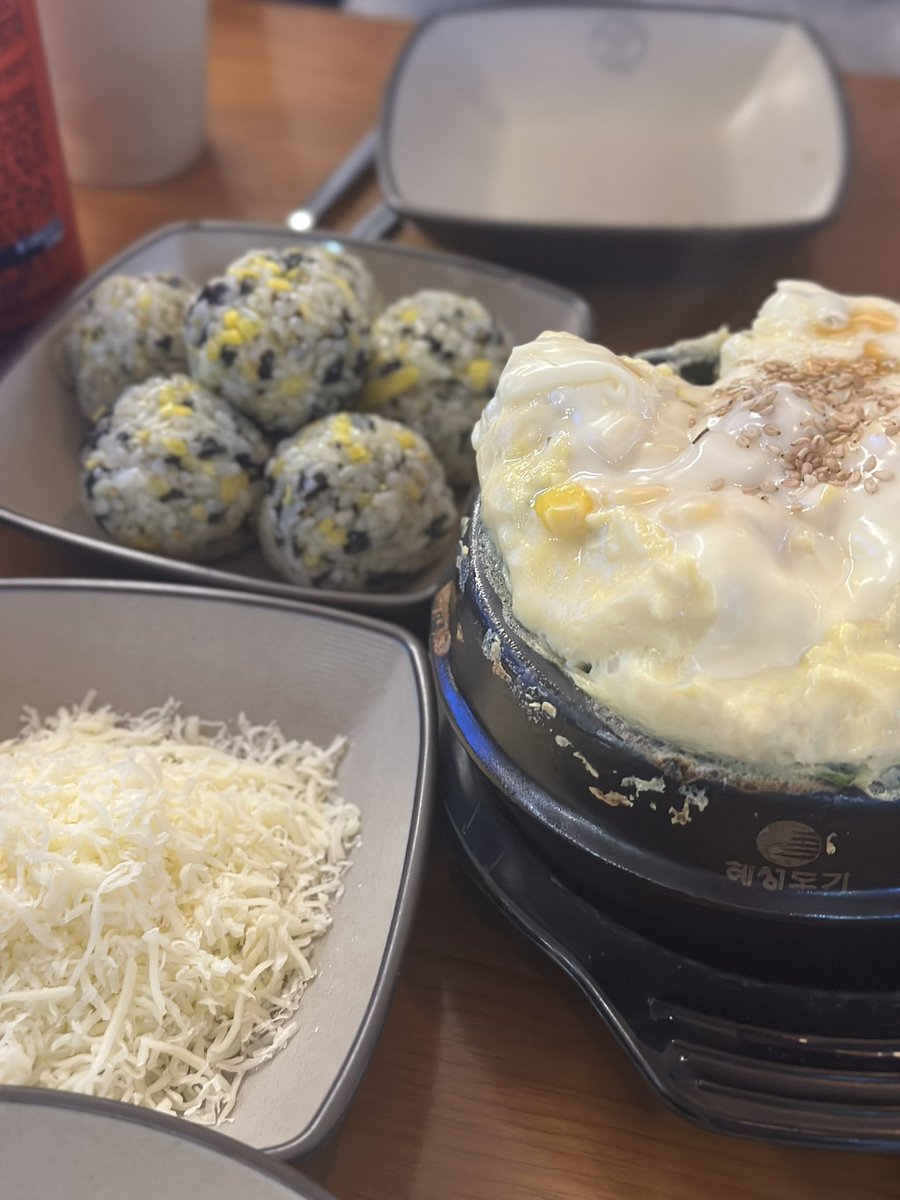 beeeee_mo's tweet photo. 수원역 앞 낙곱새집!

수원트친들하구 낙곱새와 계란찜 오미자새로 https://t.co/MfJZT5o55z