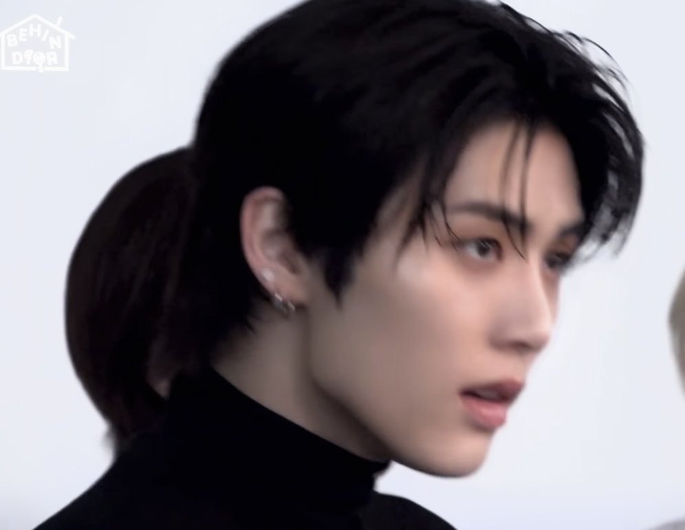 kkurowonie's tweet photo. love this genre of taesan in all black and parted hair https://t.co/qtdv6eZODx