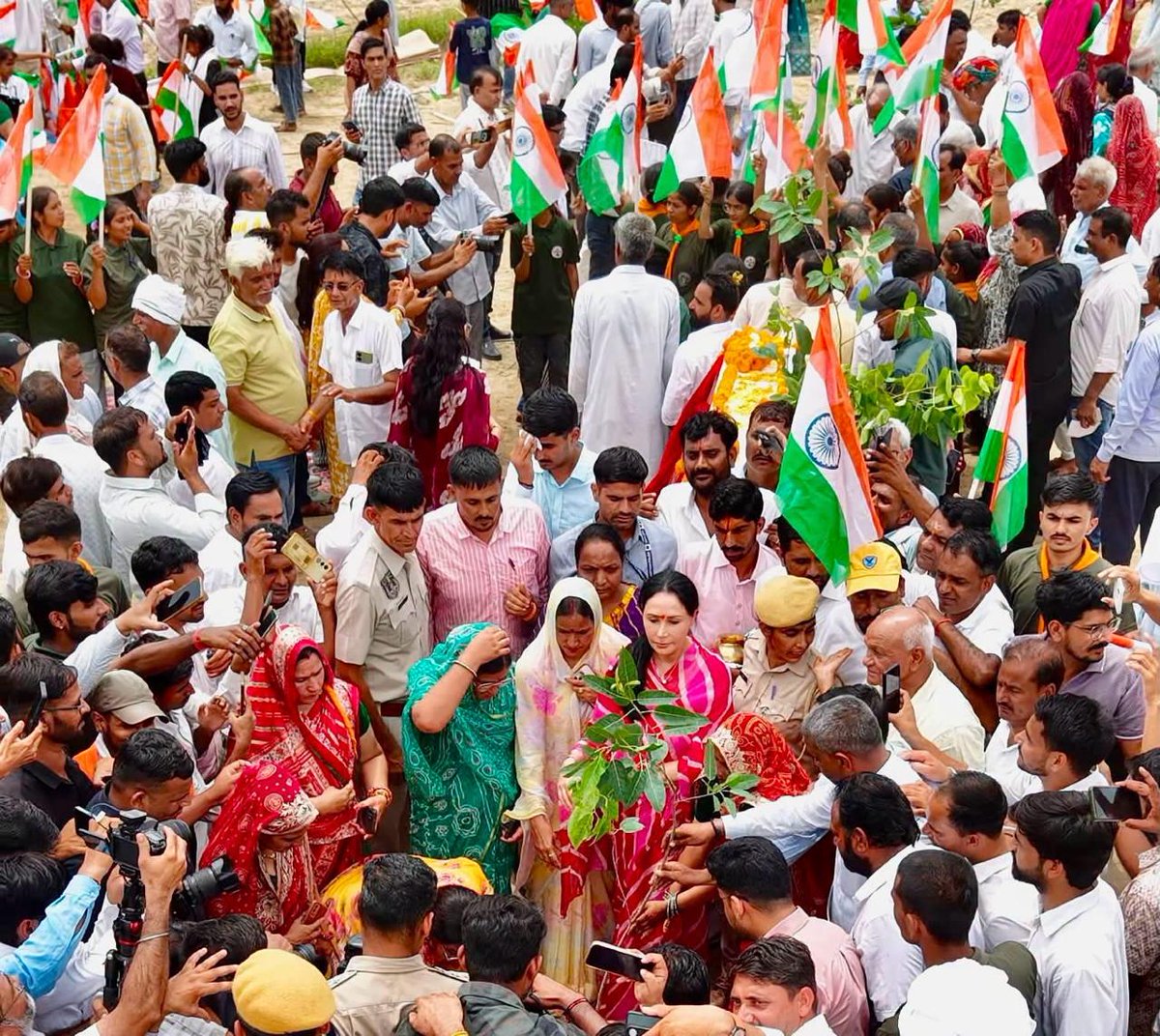 BJP4Rajasthan's tweet photo. देश के यशस्वी प्रधानमंत्री आदरणीय श्री @narendramodi जी के ‘एक पेड़ माँ के नाम’ अभियान से प्रेरणा लेते हुए उपमुख्यमंत्री श्रीमती @KumariDiya एवं भाजपा राष्ट्रीय महामंत्री व राज्यसभा सांसद डॉ. @DrSatishPoonia ने आज आमेर विधानसभा की पंचायत समिति जालसू के ग्राम मुंडिया में आयोजित ‘अटल स्मृति वन’ वृक्षारोपण कार्यक्रम में सहभागिता कर पौधारोपण किया। इस कार्यक्रम के अन्तर्गत क्षेत्र में 11000 पेड़ लगाए जाएंगे।

इस अवसर पर सभी प्रदेशवासियों से अधिकाधिक पौधे लगाने, उनका संरक्षण एवं संवर्धन करने तथा पर्यावरण संरक्षण के साथ ‘हरित राजस्थान’ के संकल्प को साकार करने में अपना अमूल्य योगदान देने का आग्रह किया गया।

इस दौरान जयपुर ग्रामीण सांसद श्री @RaoRajendraBJP, जिला प्रमुख श्रीमती रमादेवी चोपड़ा, जयपुर ग्रामीण उत्तर जिला अध्यक्ष श्री जितेंद्र शर्मा सहित पार्टी पदाधिकारी, कार्यकर्ता एवं गणमान्य लोग उपस्थित रहे।
