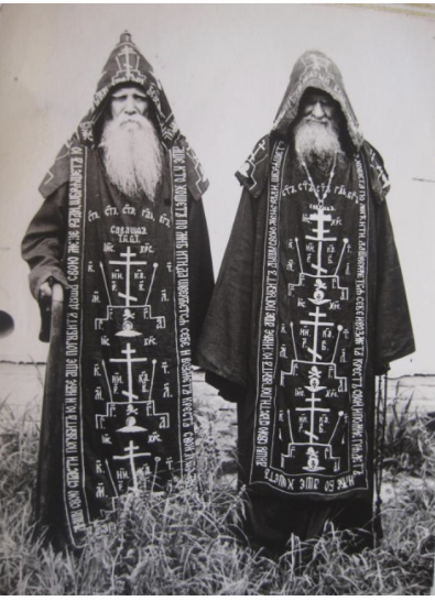 bolltzmann's tweet photo. Ρώσοι ορθόδοξοι μοναχοί λέει... εγώ βλέπω υπεργαμιστερή doom sludge drone metal μπάντα με κιθάρες σε drop κούρδισμα στο όριο των χαμηλών συχνοτητων που ακούει ο άνθρωπος, 25 fuzz πετάλια και τραγούδια 15 λεπτών με ένα power chord μόνο https://t.co/Ecc4JKKec8
