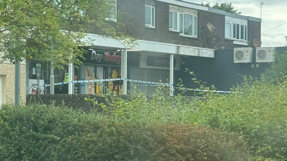 thisisgoradio's tweet photo. Police are investigating after a knifepoint robbery at a shop in East Kilbride.

Staff at the Alloway Road premises were threatened with a blade at around 12:35pm today, and alcohol and scratch cards were stolen.

Armed officers attended and no injuries were reported, enquiries are ongoing.