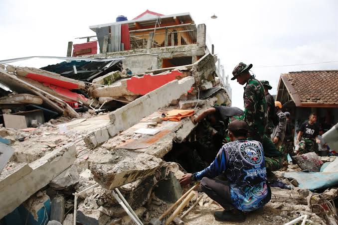 h_conexion's tweet photo. 🔴 #LoÚltimo | ⚠️ Continúa rescate en #Indonesia tras #terremoto de 7.7. La cifra aumentó a 68 muertos y más de 200 heridos, mientras #equipos de #emergencia trabajan entre escombros y zonas afectadas 🌊 Accede a la nota aquí 👇
https://t.co/HPIRynQgki https://t.co/pFyfoomiAX