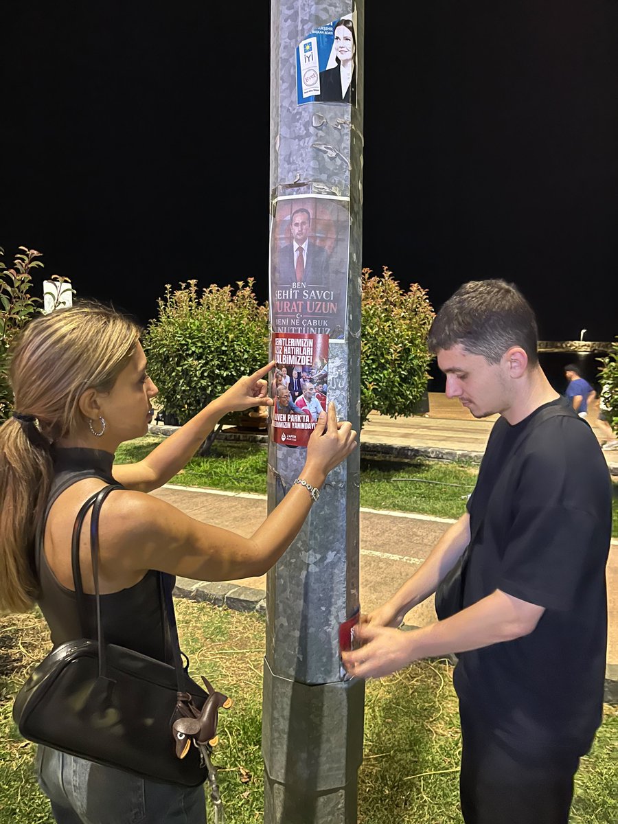 akinkusdemir1's tweet photo. Yurdumuzun dört bir yanında, tüm zorluklara göğüs gererek İhanet Yasası'na “hayır” demek için meydanlara çıkıyoruz. Sadece bursada ve ya gebzede değil yurdun dört bir yanında sokaklara doluşarak bölücü unsurlara meydanları dar edeceğiz, şehirleri iehitlerin naraladıyla inleteceğiz. 

Zafer Partisi Gençlik Kolları Teşkilatları olarak bu süreci Türk milleti kazanana dek durmadan anlatmaya devam edeceğiz.

Stant çalışması, basın açıklaması, broşür dağıtımı ve spreyleme çalışmalarına katılan; meydanlarda, sokaklarda, kahvelerde, dükkânlarda sıkılmadan, usanmadan halkımıza bu yasanın getireceği zararları anlatan tüm teşkilatlarımıza teşekkür ediyorum!

📍 Samsun
📍 Tekirdağ
📍 Düzce