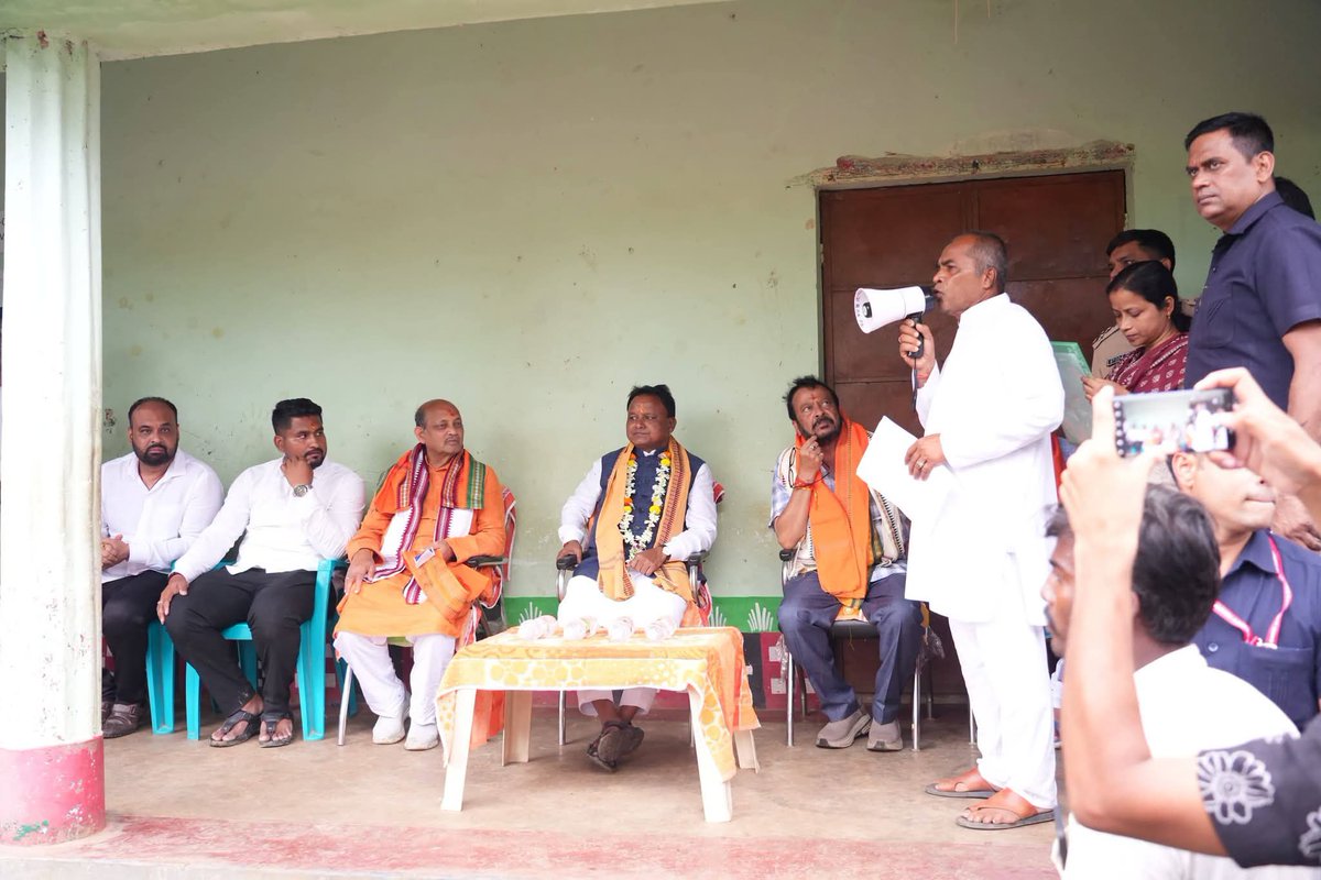 SamalManmohan7's tweet photo. ଆଜି ଓଡ଼ିଶାର ମାନ୍ୟବର ମୁଖ୍ୟମନ୍ତ୍ରୀ ଶ୍ରୀ ମୋହନ ଚରଣ ମାଝୀଙ୍କ ସହ ଭଦ୍ରକ ଜିଲ୍ଲା ତିହିଡି ବ୍ଲକର ବୋଡକ ପଞ୍ଚାୟତ ସ୍ଥିତ ଓରାଳି ଠାରେ ବନ୍ୟାଞ୍ଚଳ ପରିଦର୍ଶନ କଲି। ବନ୍ୟା ପ୍ରଭାବିତ ଅଞ୍ଚଳର ପରିସ୍ଥିତି ନିରୀକ୍ଷଣ କରି ସ୍ଥାନୀୟ ଲୋକମାନଙ୍କ ସହ ସାକ୍ଷାତ କରି ସେମାନଙ୍କ ସମସ୍ୟା ଓ ଆବଶ୍ୟକତା ବିଷୟରେ ଅବଗତ ହେଲି।

ସରକାର ପକ୍ଷରୁ ପ୍ରଭାବିତ ପରିବାରଙ୍କୁ ସବୁପ୍ରକାର ସହାୟତା ଓ ରିଲିଫ୍ ପହଞ୍ଚାଇବା ପାଇଁ ପ୍ରଶାସନକୁ ଆବଶ୍ୟକୀୟ ନିର୍ଦ୍ଦେଶ ଦିଆଯାଇଛି। ମାନ୍ୟବର ମୁଖ୍ୟମନ୍ତ୍ରୀ ଶ୍ରୀ @MohanMOdisha ଜୀଙ୍କ ନେତୃତ୍ୱରେ ରାଜ୍ୟ ସରକାର ବନ୍ୟା ପ୍ରଭାବିତ ପ୍ରତ୍ୟେକ ପରିବାରଙ୍କ ପାଖରେ ଠିଆ ହୋଇ ସେମାନଙ୍କୁ ପୁନଃ ସ୍ୱାଭାବିକ ଜୀବନକୁ ଫେରାଇବା ପାଇଁ ପ୍ରତିବଦ୍ଧ।