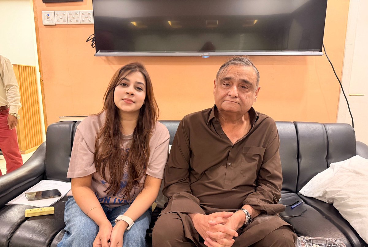 TehsinAbidi's tweet photo. Always a pleasure meeting Dr. Asim.His vast experience, wisdom,n longstanding association with President @AAliZardari n the Pakistan Peoples Party r always inspiring. As younger members of the Party, we truly value the opportunity2learn from such experienced n seasoned leadership https://t.co/jsuap4rvW3