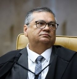 lazarorosa25's tweet photo. 🚨AGORA: O ministro Flávio Dino, a pedido da PF, acaba de afastar o presidente do Tribunal de Contas do Maranhão, Daniel Itapary Brandão, por indícios de que ele esteja usando o cargo para atrapalhar as investigações sobre um esquema de desvio de recursos públicos e um homicídio ocorrido em 2022.