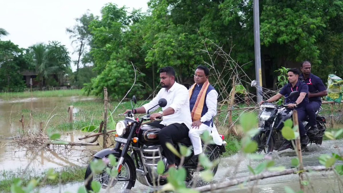 suryabanshibjp's tweet photo. ଆମ ନିର୍ବାଚନମଣ୍ଡଳୀ ଆଧୀନ ତିହିଡ଼ି ବ୍ଲକର ବନ୍ୟାପ୍ରଭାବିତ ଅଞ୍ଚଳ ପରିଦର୍ଶନ କରିଛନ୍ତି ମାନନୀୟ ମୁଖ୍ୟମନ୍ତ୍ରୀ ଶ୍ରୀ ମୋହନ ଚରଣ ମାଝୀ ଏବଂ ରାଜସ୍ୱ ମନ୍ତ୍ରୀ ଶ୍ରୀ ସୁରେଶ ପୂଜାରୀ। ବୋଡ଼କ, ଓରାଳି, ଈଶ୍ୱରପୁର ଆଦି ଜଳମଗ୍ନ ଗାଁଗୁଡ଼ିକରେ ପହଞ୍ଚି ପୀଡ଼ିତଙ୍କ ଦୁଃଖ-ସୁଖ ପଚାରି ବୁଝିବା ସହ ସହାୟତା ଯୋଗାଇଦେବାକୁ ପ୍ରତିଶ୍ରୁତି ଦେଇଛନ୍ତି।
​ଏହି ପରିଦର୍ଶନ ବେଳେ ମାନ୍ୟବର ରାଜ୍ଯସଭା ସାଂସଦ ଶ୍ରୀ ମନମୋହନ ସାମଲ, ଭଦ୍ରକ ସାଂସଦ ଶ୍ରୀ ଅଭିମନ୍ଯୁ ସେଠୀ ଏବଂ ଭଦ୍ରକ ବିଧାୟକ ଶ୍ରୀ ସିତାଂଶୁ ଶେଖର ମହାପାତ୍ର ପ୍ରମୁଖ ଉପସ୍ଥିତ ଥିଲେ।