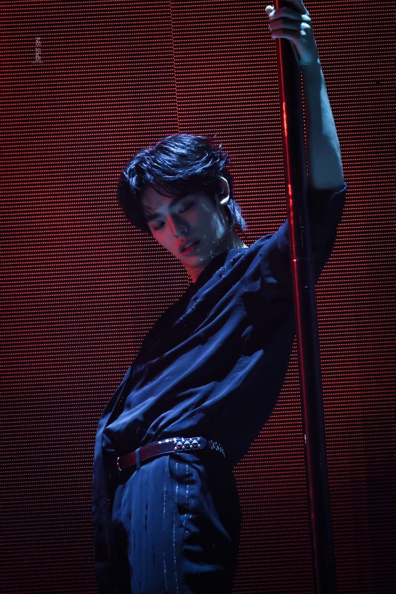 byaxtriz's tweet photo. "the proximity was overwhelming. por could feel the accelerated beat of teetee’s heart, the faint scent of sweat and cologne on hot skin, and the electric tension pulling them together like two magnets. for a second, the pole ceased to be the focus; everything came down to the touch of teetee’s fingers pressing into his skin and the unspoken urgency hanging in the air." 

🤭🤫