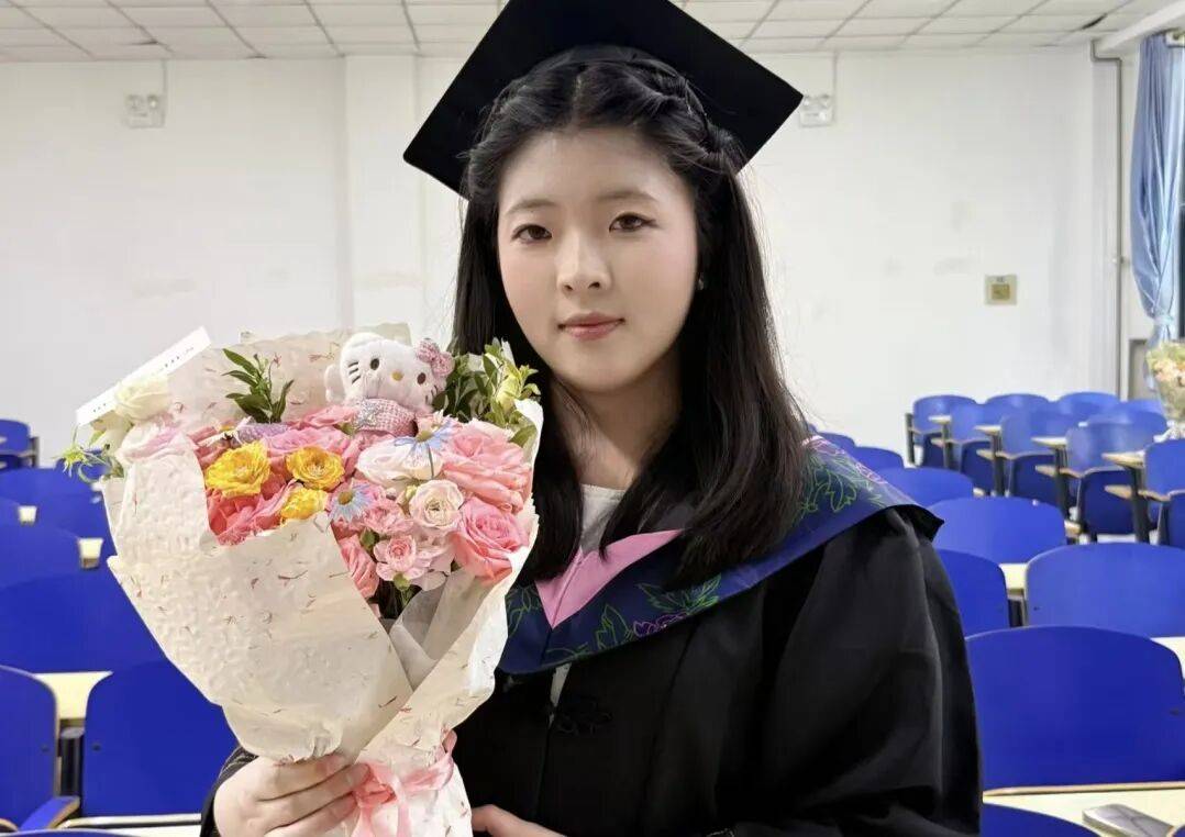 nathaliarafael8's tweet photo. Graduation check  Walked across that stage, hugged my people, and took the piece of paper that feels like a whole new start. No more late-night cramming, just big dreams ahead https://t.co/x1zbWqKPhW