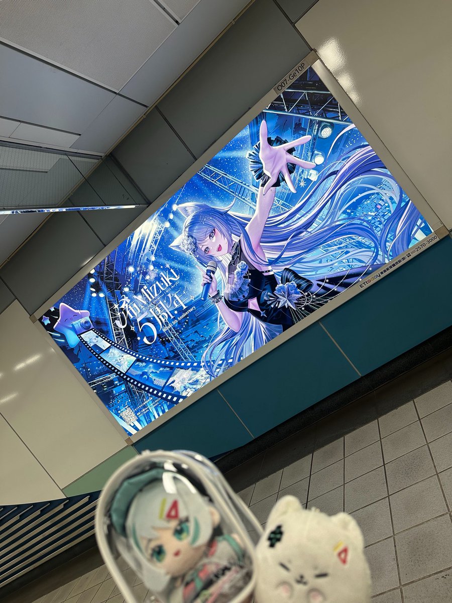h25114491's tweet photo. 生日這天沒辦法去燈箱但我可以提早去🤣今天是我一年一度的生日在這個完全迷茫的日子裡迎來了26歲的生日在部隊中枯燥乏味的也過了七年邁向第八年有些迷茫，但至少還過得過去，希望往後的日子裡可以過的開心一點，燈箱超漂亮！北極星們也照亮了我前進的路，很感謝認識這些不會嫌棄我的北極星們
#浠浠點燈 https://t.co/sHtzFn5O0y