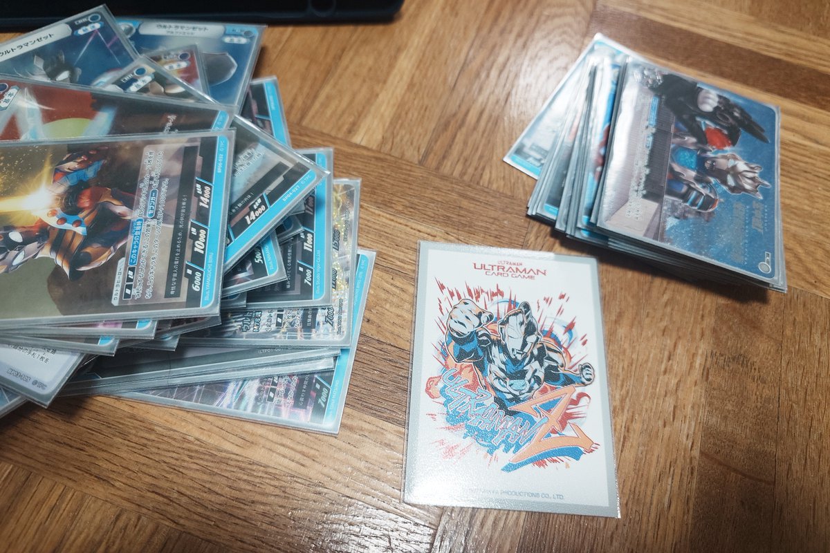 ちょっと小休止の間に 今日買ったスリーブにデッキをせっせと入れ替え
