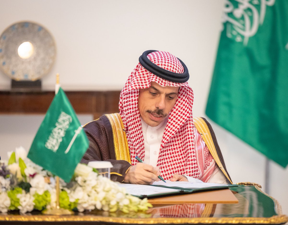 KSAMOFA's tweet photo. #الرياض | سمو وزير الخارجية الأمير #فيصل_بن_فرحان @FaisalbinFarhan ، ومعالي وزير الخارجية والتعاون الدولي بجمهورية السودان الشقيقة السيد محيي الدين سالم أحمد إبراهيم، يوقعان على وثيقة إنشاء مجلس التنسيق (السعودي - السوداني). https://t.co/xFBFwXCOrX