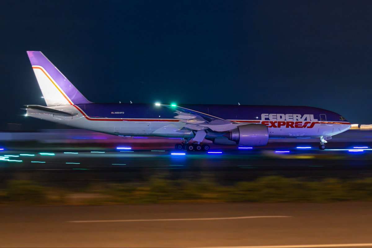 J_Freight_Diary's tweet photo. 君、いったい今何時やと思ってるんや？

14時着くらいかな？なんて待ってたら23時まわってるがな😵
フェデックスだけはさっぱりわかりません😑
朝のANCに入れば撮れるけどどうでしょ､､､

N884FD
FX5260 NRT-KIX https://t.co/VR7VmhVtHW