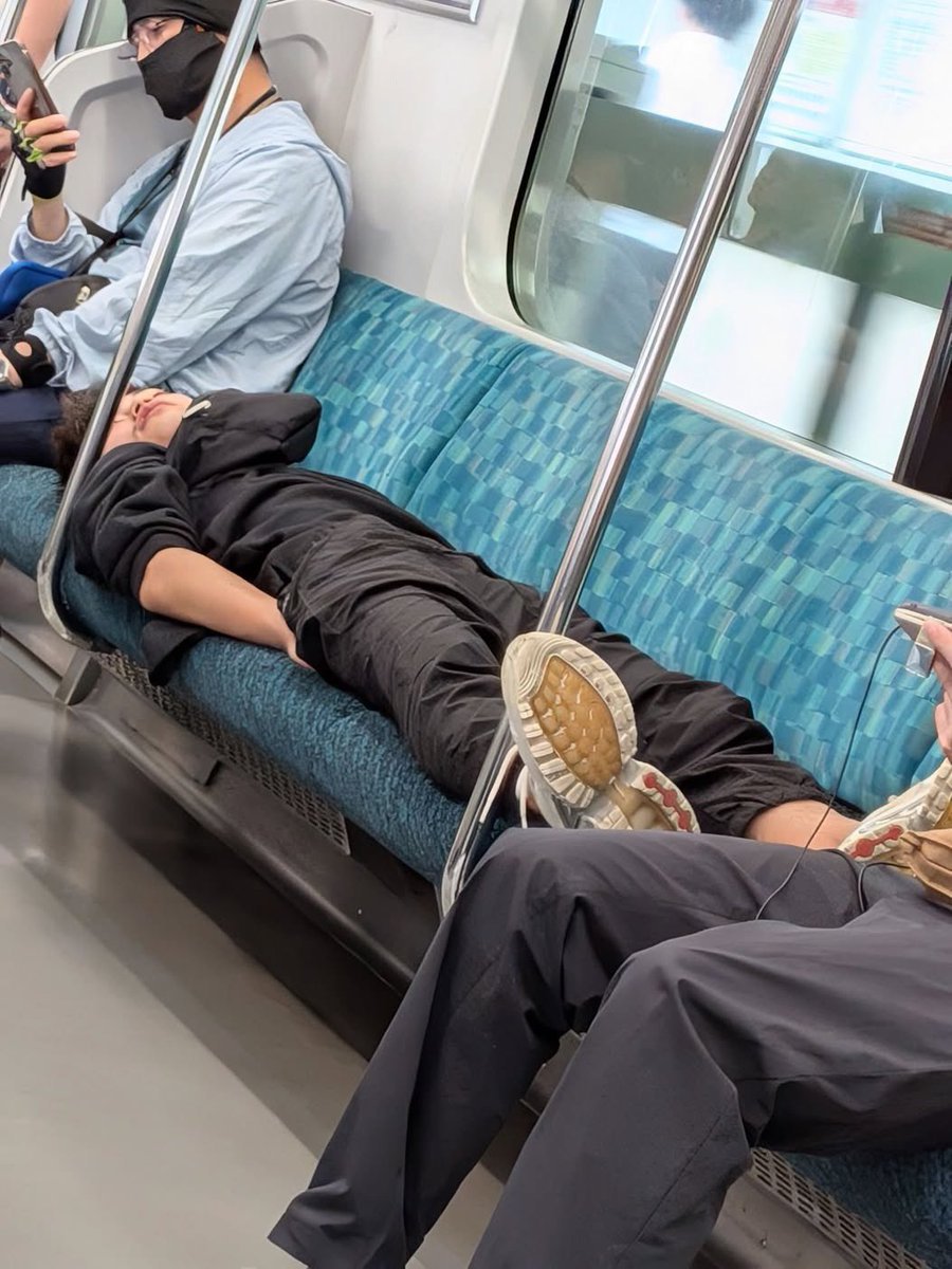 Haurtox93's tweet photo. 8/17の昼前。
総武線各駅車内の様子だと。

最近、こういうの増えたなマジで。 https://t.co/lRk0PaaWTW