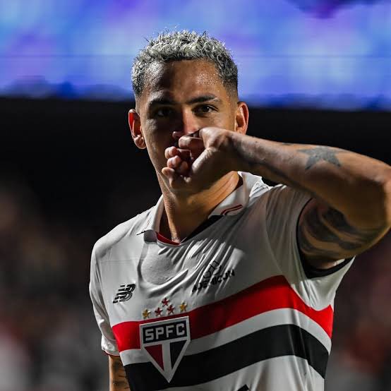tsan_tiago's tweet photo. Luciano proibiu seus companheiros e familiares de falar com ele sobre a Bola de Ouro. Ele quer se concentrar em manter seu nível, sem que um título pessoal o atrapalhe.

(Bola da Vez, ESPN) https://t.co/7mC9bFFowJ
