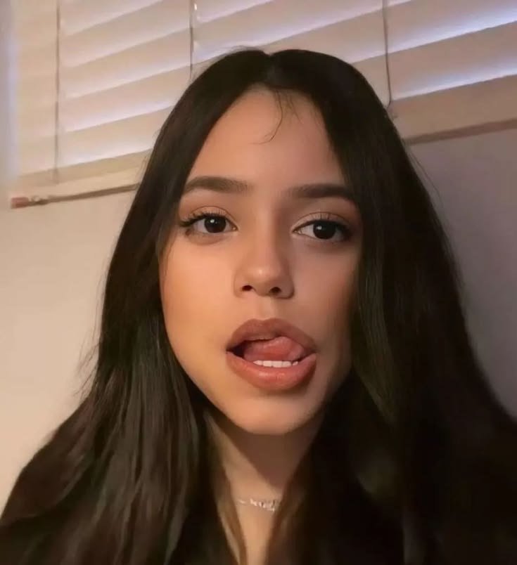 sporiwsm's tweet photo. Jenna like showing her toungue https://t.co/DFoamch9SP