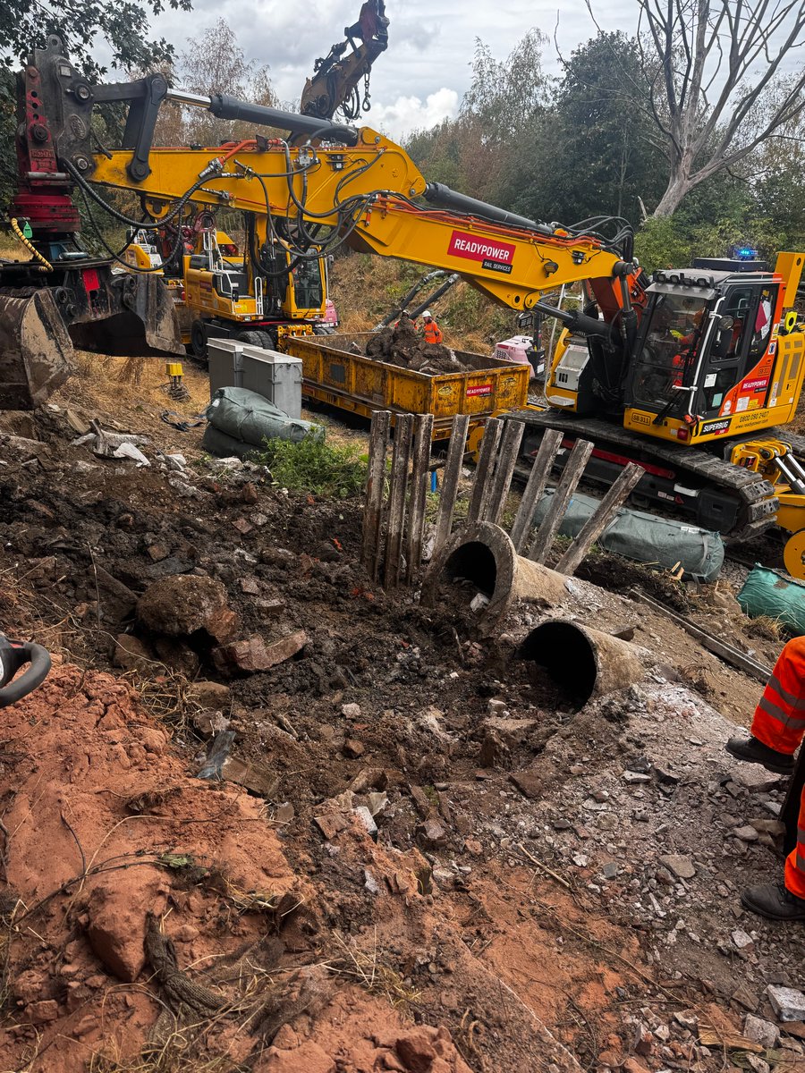 NetworkRailWAL's tweet photo. 👷‍♀️Mae gwaith yn mynd rhagddo yng Ngobowen, lle rydym yn adnewyddu systemau draenio er mwyn helpu i fynd i’r afael â llifogydd lleol ac adeiladu rheilffordd fwy dibynadwy a chydnerth.

📅Yn bwriadu teithio rhwng 17 a 31 Awst? 

Gwiriwch cyn teithio 👉https://t.co/Pl65xenbTm https://t.co/p5OtaqgR9m