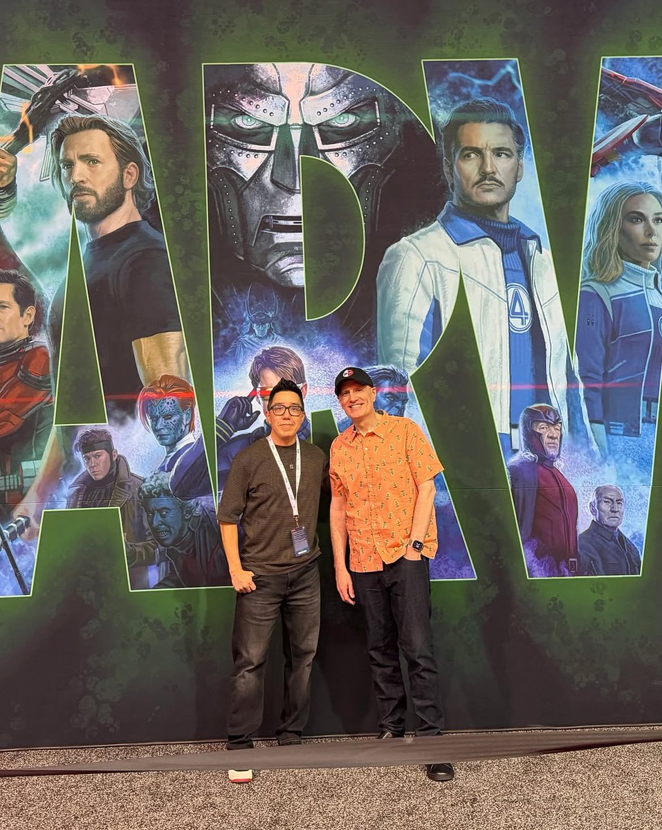 TavernaMarvel's tweet photo. Andy Park e Kevin Feige durante a D23, em frente ao mural de 'AVENGERS: DOOMSDAY'.

Andy foi o diretor de desenvolvimento visual do filme, e da Marvel Studios, da qual se despediu recentemente após 16 anos trabalhando na empresa. https://t.co/3ncL4VxW9i