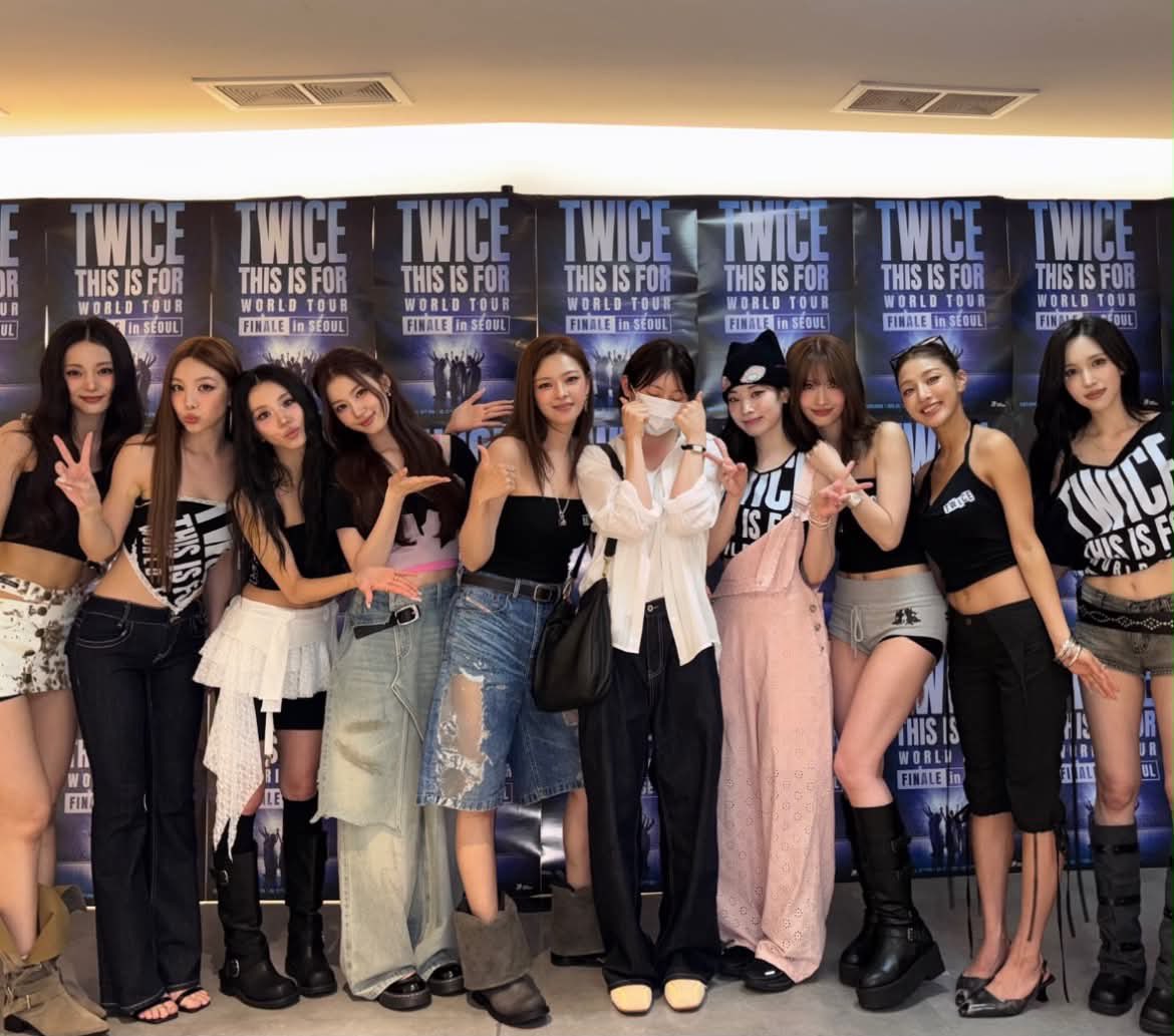 JihyoUnion's tweet photo. TWICE WITH CHAEYEON 😍 https://t.co/c5imffbeY7