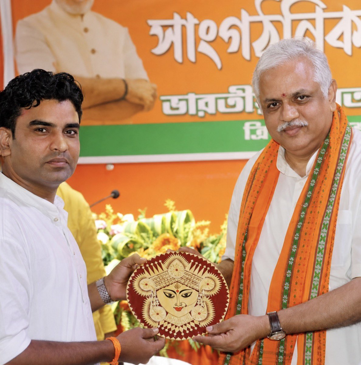 chandandnath's tweet photo. ভারতীয় জনতা পার্টির সর্বভারতীয় সংগঠন মহামন্ত্রী হিসেবে পুনরায় দায়িত্ব গ্রহণের জন্য আদরণীয় শ্রী Bommarabettu Laxmijanardhana Santhosh (BL Santosh) জীকে জানাই সশ্রদ্ধ প্রণাম ও আন্তরিক অভিনন্দন🙏💐

আপনার সুদক্ষ সাংগঠনিক নেতৃত্ব, অনুশাসন, অক্লান্ত পরিশ্রম ও দূরদর্শী দিকনির্দেশনায় ভারতীয় জনতা পার্টি আরও শক্তিশালী, সুসংগঠিত ও গতিশীল হয়ে এগিয়ে যাবে 🙏

হে প্রিয়, প্রণম্য নেতৃত্ব, আপনার মার্গদর্শন আমাদের মতো কোটি কোটি কার্যকর্তার কাছে শক্তি, প্রেরণা ও পথচলার পাথেয়🙏

আপনার সুস্থ ও দীর্ঘায়ু জীবন এবং সফল সাংগঠনিক কর্মযাত্রা কামনা করি।

ভারত মাতা কি জয়🇮🇳
@blsanthosh Ji 🙏