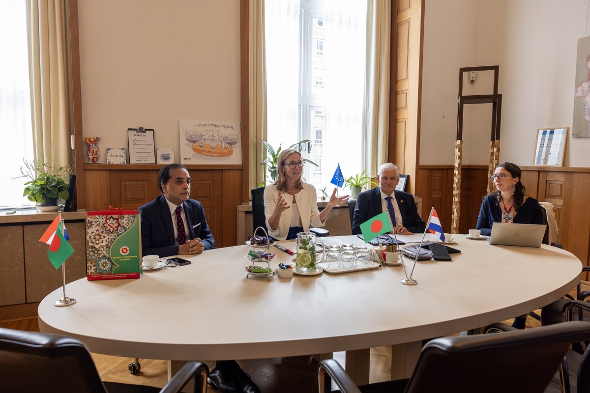 Nederland en Bangladesh hebben een verklaring ondertekend om samen te werken aan een circulaire textielsector, gericht op hergebruik van kleding, stoffen en andere textielmaterialen 🇳🇱🇧🇩
Bangladesh is een van de grootste textielproducenten ter wereld en speelt een sleutelrol in het verduurzamen van de internationale textielketen. De landen hebben afgesproken om samen te gaan werken aan kennisuitwisseling, innovatie en de opschaling van circulaire oplossingen.
Bijvoorbeeld door ervoor te zorgen dat vezels uit afgedankte Nederlandse kleding in Bangladesh wordt gebruikt voor nieuwe kleding voor de Europese markt. Een succesvolle samenwerking kan bijdragen aan nieuwe duurzame standaarden voor de wereldwijde textielsector.