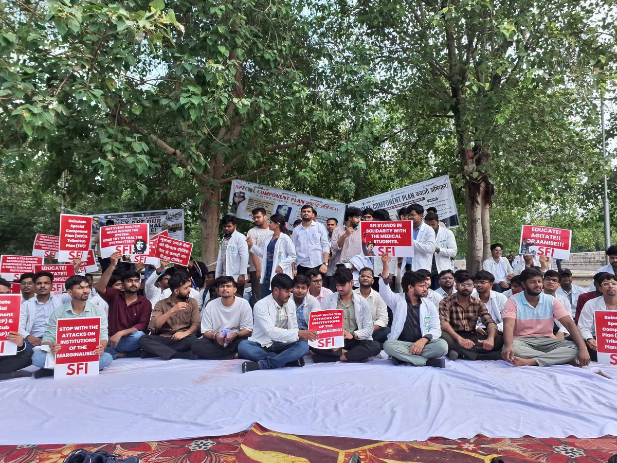 upendra1012's tweet photo. Lucknow के Eco Garden में बड़े पैमाने पर आरक्षण और एमबीबीएस सीट बचाओ को लेकर sc/st मेडिकल छात्रों का प्रोटेस्ट होने जा रहा है, बहुजन संगठन व राजनीतिक लोग ज्यादा से ज्यादा इन छात्रो का समर्थन देने पहुँचे, मीडिया बन्धु भी पहुंच कर इनकी आवाज बनने का काम करे ।
#jaibhim https://t.co/WHy6ni0IH6